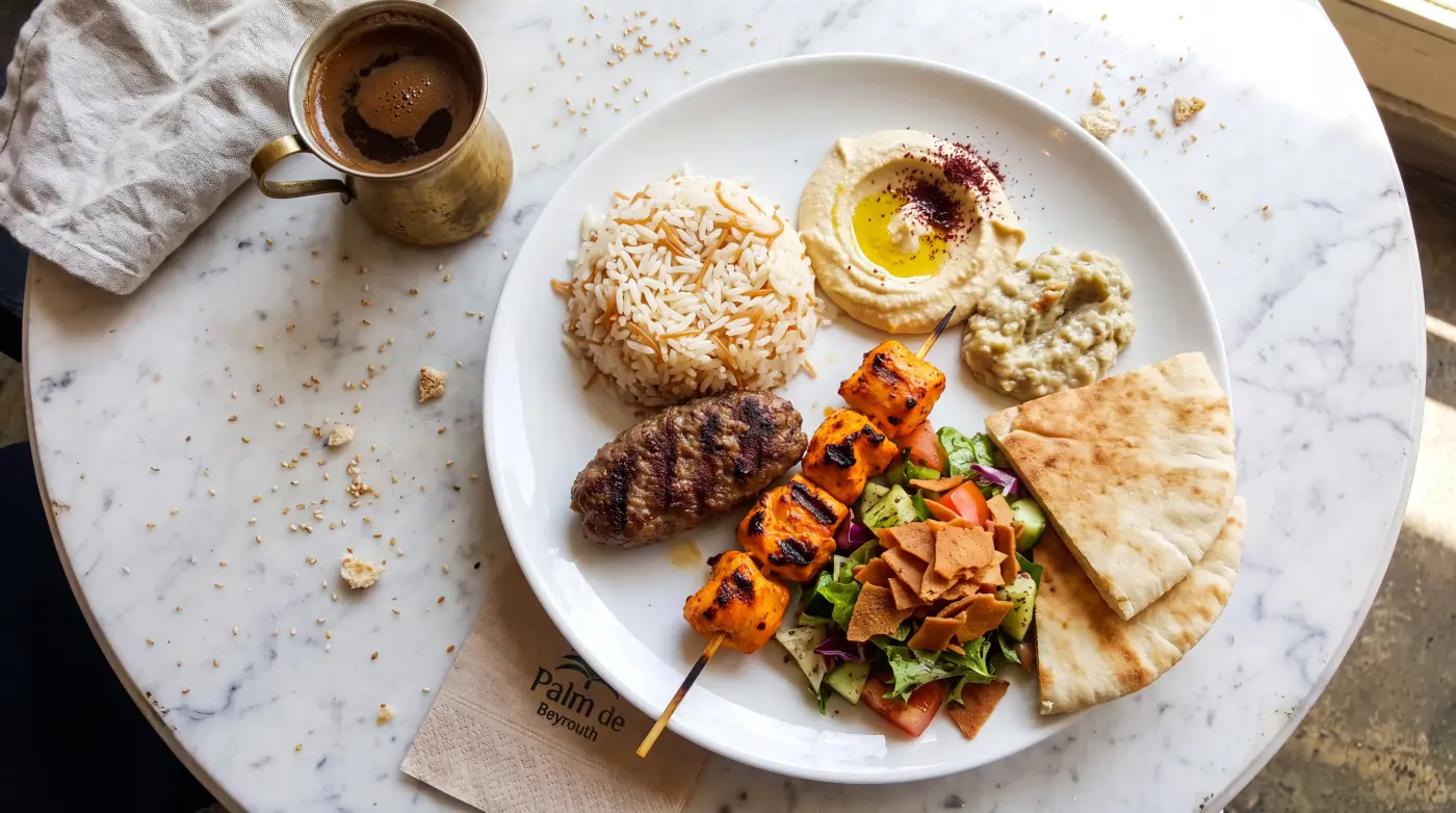Assiette mixte libanaise à Cannes — grillades, houmous, riz vermicelle et fattouch