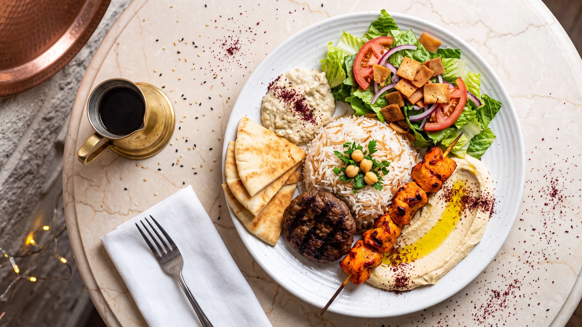 Assiette mixte libanaise à Cannes — grillades, houmous, riz vermicelle et fattouch