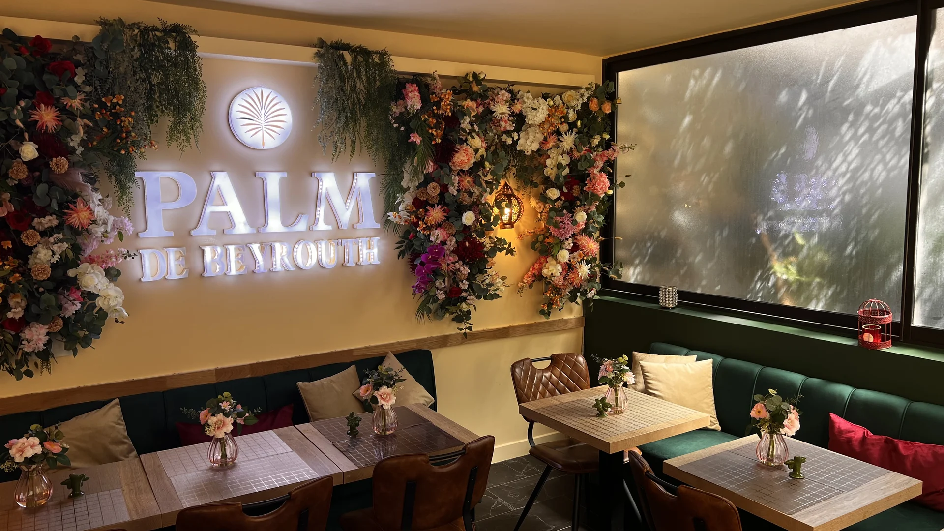 La salle du Palm de Beyrouth — enseigne lumineuse et compositions fleuries